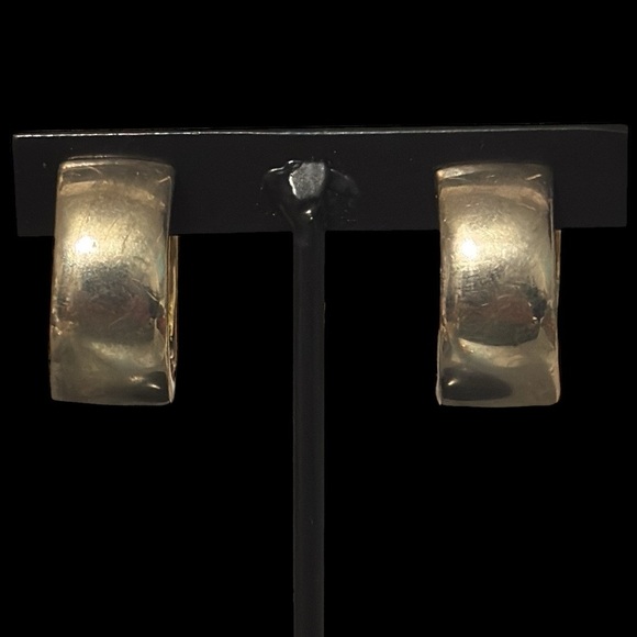 Vintage estate clip on earrings antiqued gold tone, filigree jeweled - Picture 4 of 9